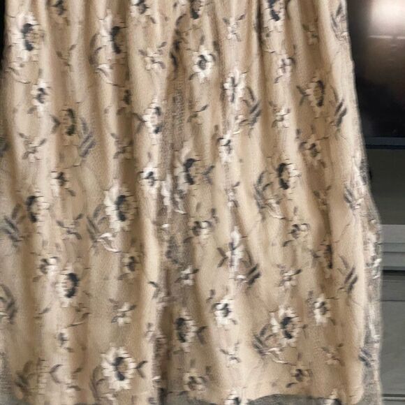 Francesca's Liv Floral Lace Shift Dress Beige/Gray. . Size Medium - Picture 12 of 15